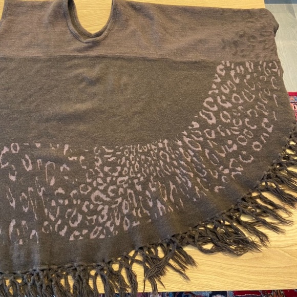 Brown Poncho - Picture 4 of 7